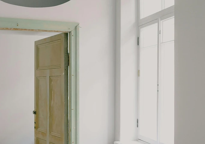 Volumes et lumière naturelle d’un intérieur en cours de rénovation