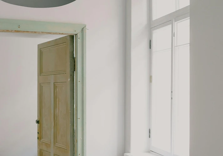 Un intérieur lumineux en cours de rénovation, entre volumes existants et nouveaux usages