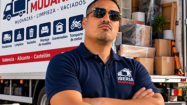 Equipo de mudanzas cargando mobiliario protegido
