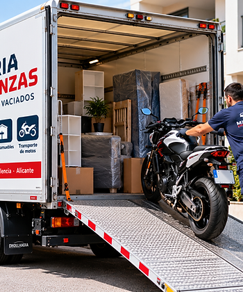 Camión de Iberia Mudanzas con plataforma cargando una motocicleta