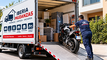 Camión con plataforma cargando una motocicleta