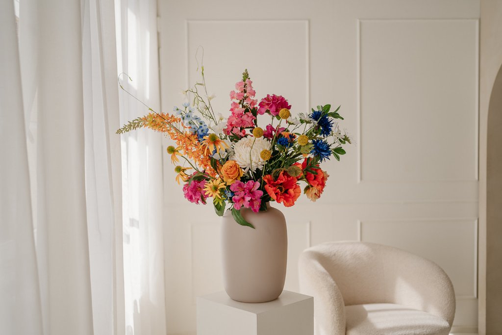 Luxe bloemstuk in beige vaas voor wit interieur