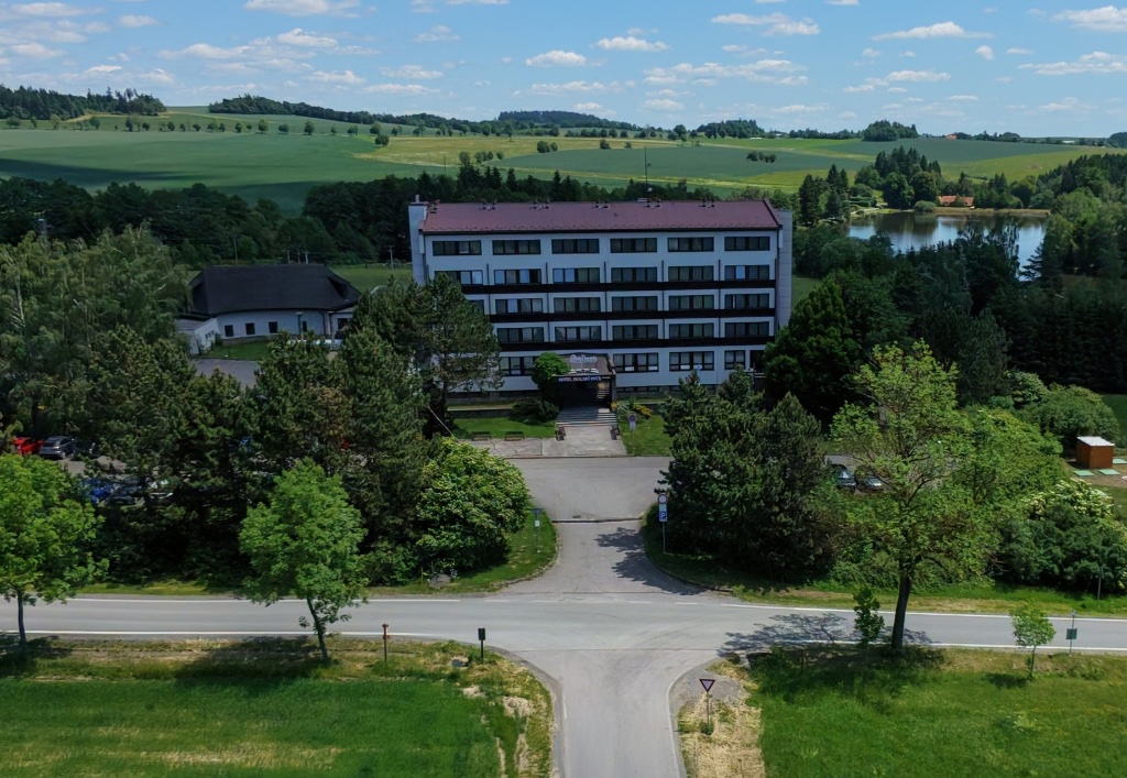 Příjezdová cesta k hotelu