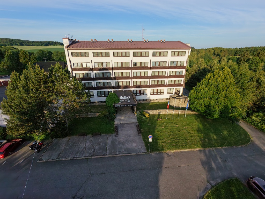 Hlavní vchod hotelu
