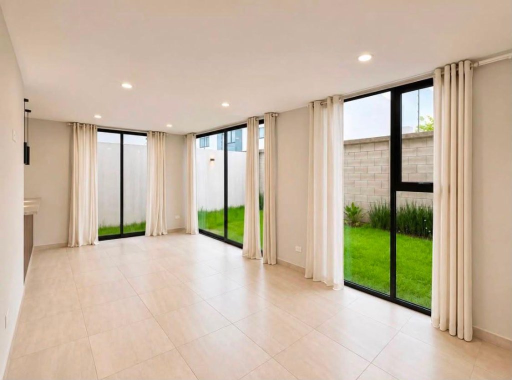 Sala de estar con jardín y piso de porcelana
