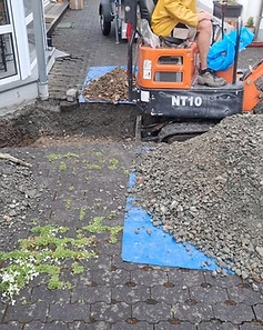 Minibagger bei Erdarbeiten für eine Wärmepumpe