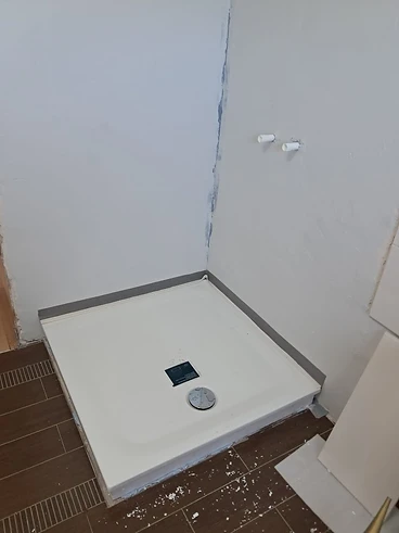 Neu gesetzte Duschwanne während des Ausbaus