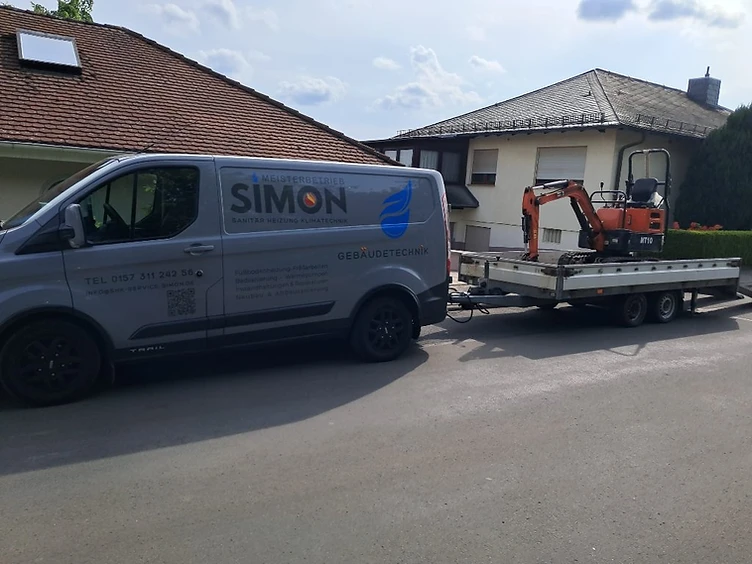 Firmenfahrzeug von Gebäudetechnik Simon mit Anhänger und Minibagger