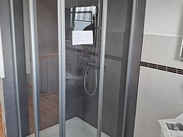 Neu gesetzte Wärmepumpen-Außeneinheit am Wohnhaus