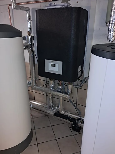 Wärmepumpen-Inneneinheit mit sauber gedämmter Verrohrung