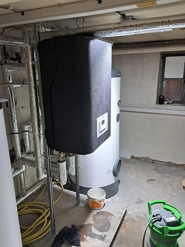 Wärmepumpentechnik mit Speicher im Heizungskeller