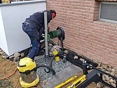 Kernbohrgerät im Einsatz an einer Gebäudeaußenwand