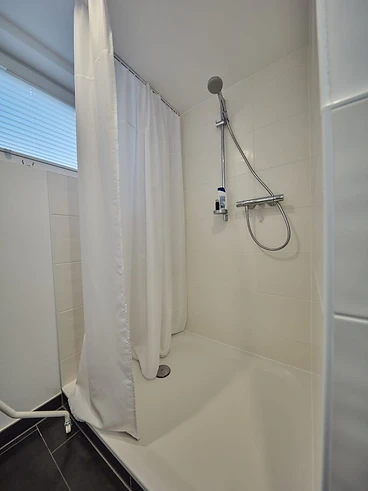 Neue bodennahe Dusche mit Thermostatarmatur