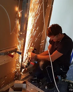 Handwerker bei Metallarbeiten während einer Badsanierung