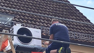 Montage eines Klima-Außengeräts auf dem Dach durch das Simon-Team