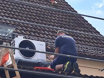 Montage eines Klima-Außengeräts auf dem Dach
