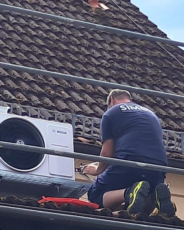 Bosch-Klimaaußengerät fertig montiert auf dem Dach