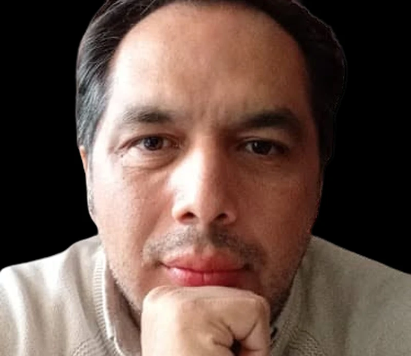 Retrato en alto contraste de Roberto Macías sobre fondo negro