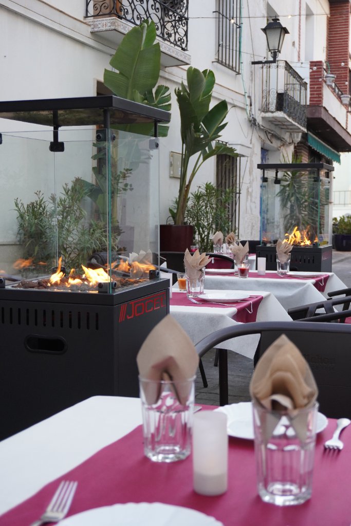 Außenterrasse El Santo Restaurant – Beste Terrasse in Calpe Altstadt mit Feuerheizung
