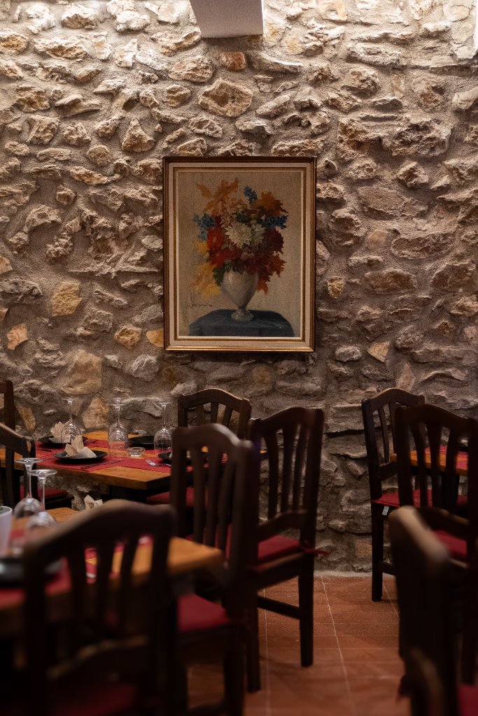 El Santo Restaurant Innenraum mit Steinwänden – Tradition seit 1983 in Calpe