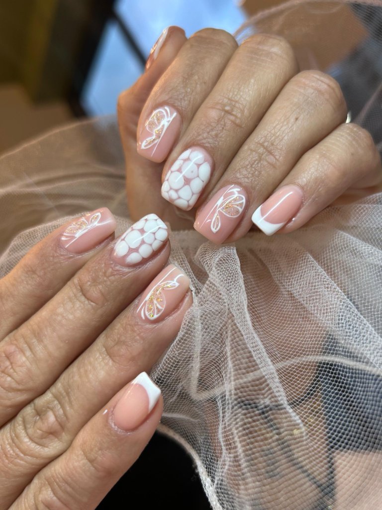Diseño floral y mariposa