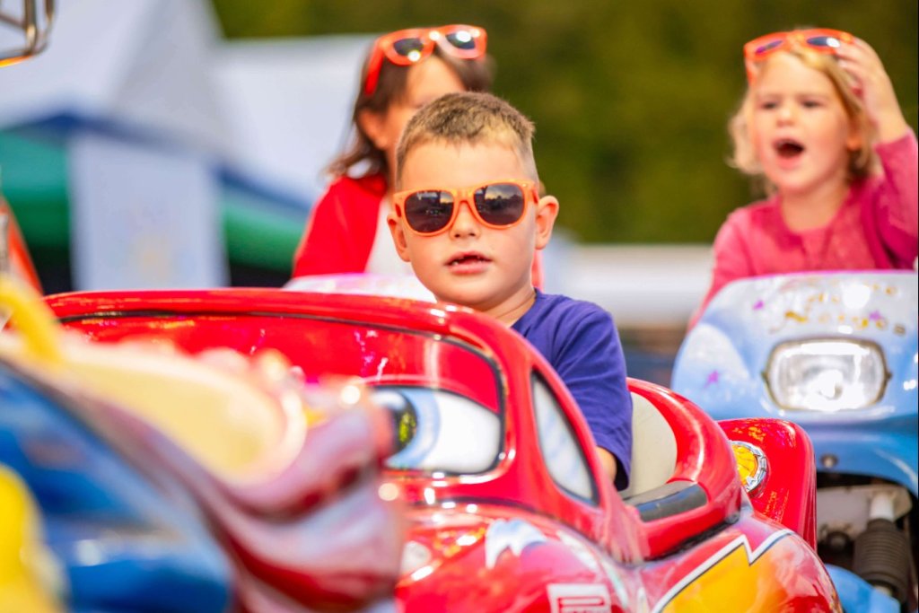 Enfant profitant d'une attraction de la Foire de Chignat.