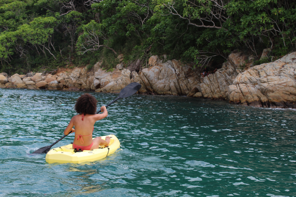 Kayak en pareja con rocas al fondo