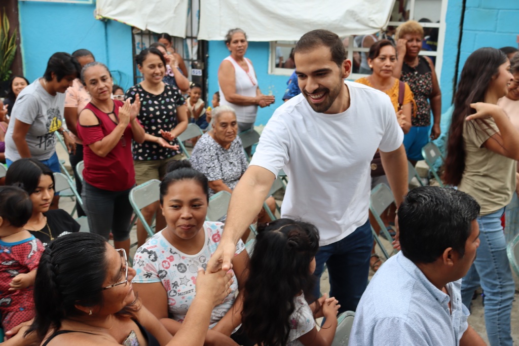 Diego Radilla saludando a vecinos durante jornada comunitaria
