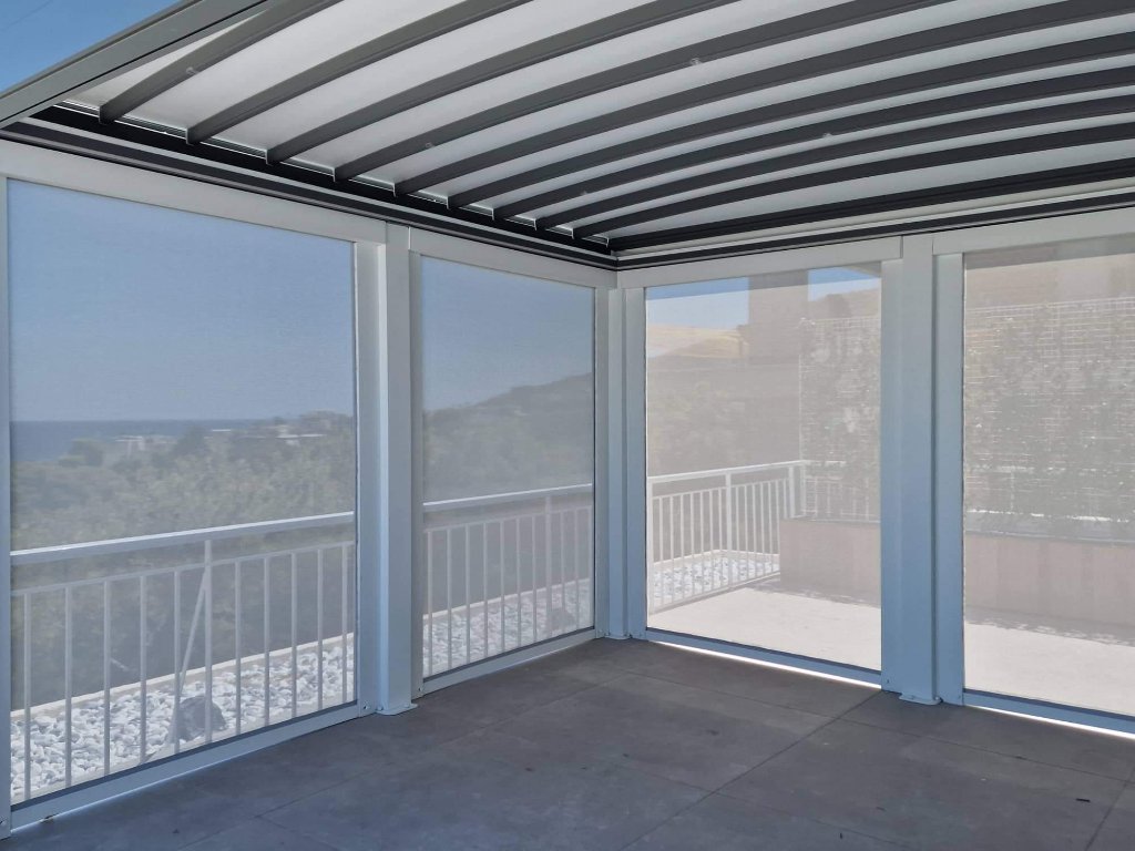 Flat pergola with zip screens