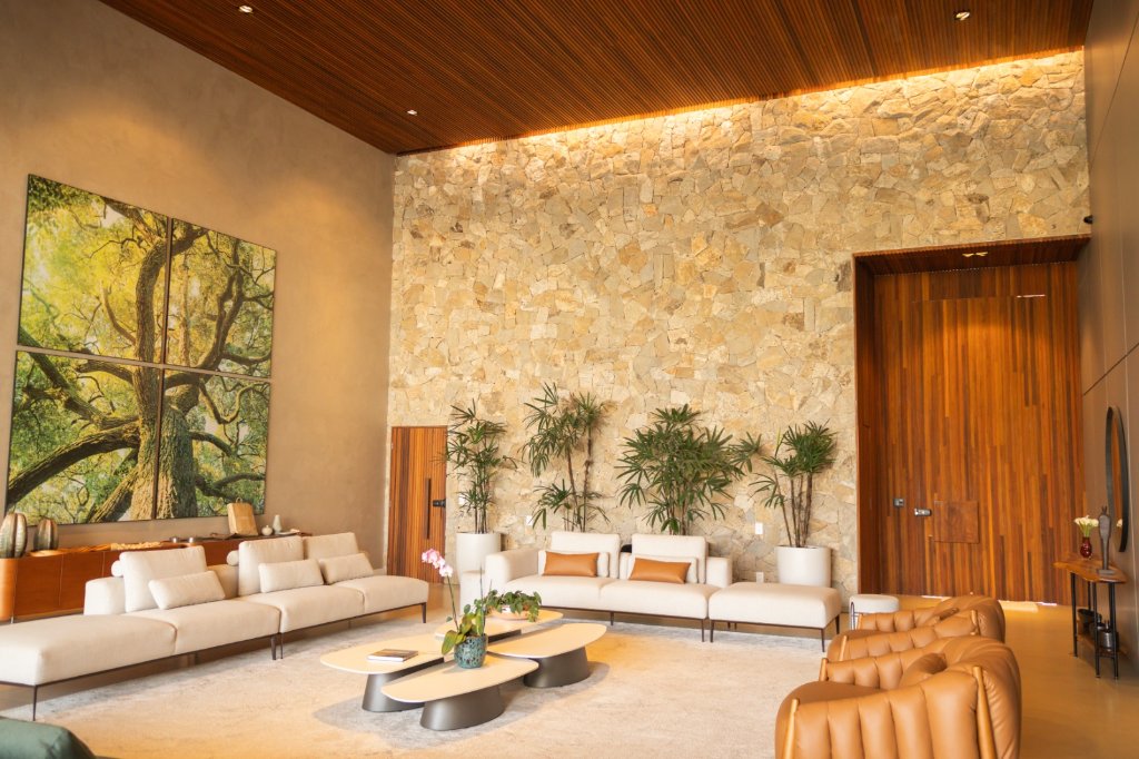 Detalhe de revestimento em madeira nobre