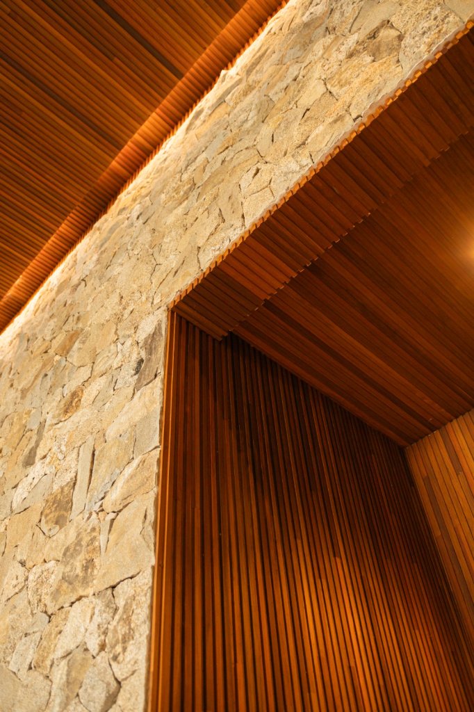 Detalhe de madeira nobre com textura de ripas verticais