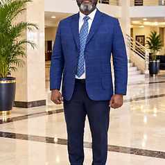 Ritho Jean Louis dans un lobby moderne