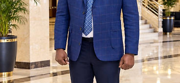 Ritho Jean Louis dans un lobby moderne