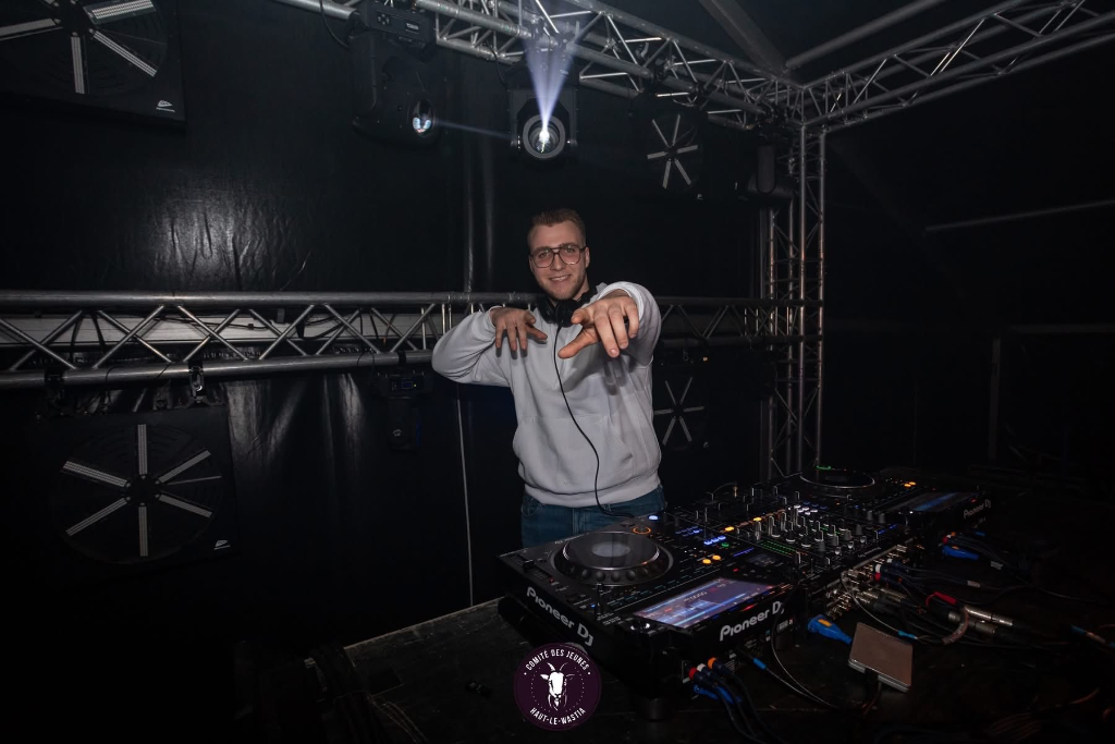 DJ RVX on stage