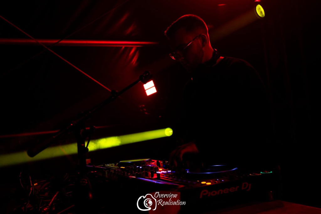 DJ RVX red lights performance