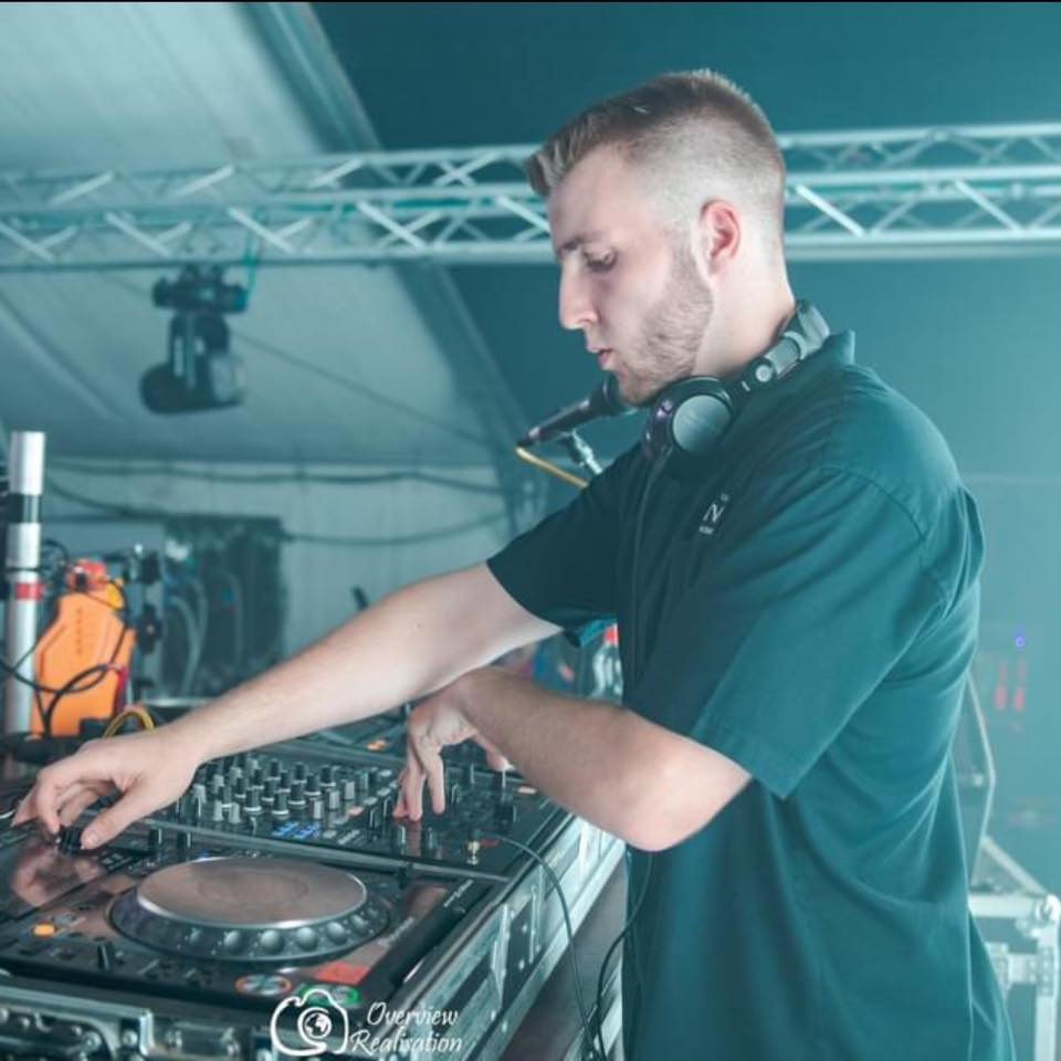 DJ RVX mixing live
