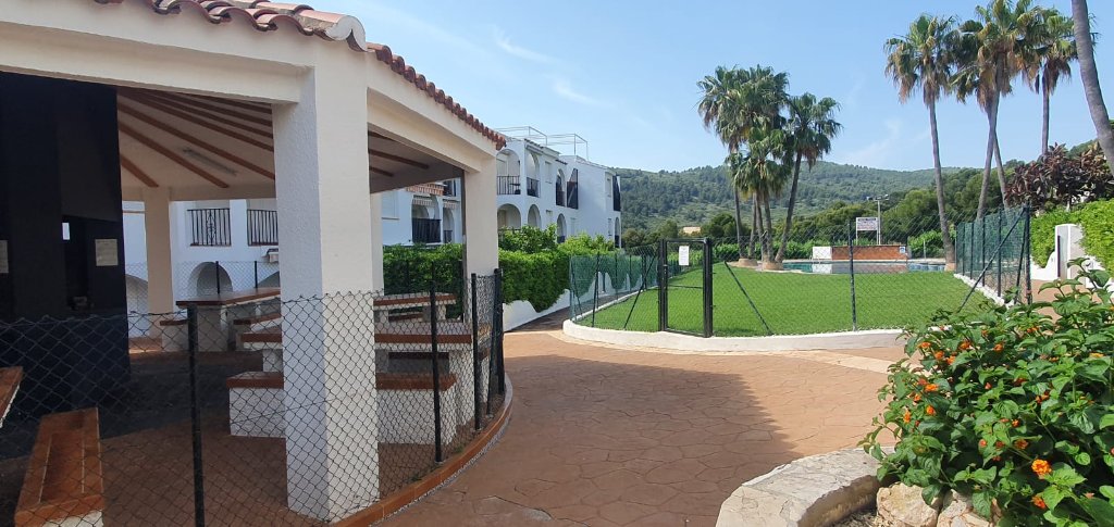 Complejo exterior con piscina
