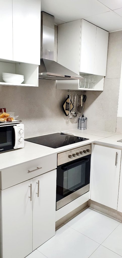 Cocina equipada con vitro y horno