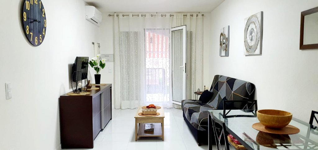 Salón completo con TV y sofá