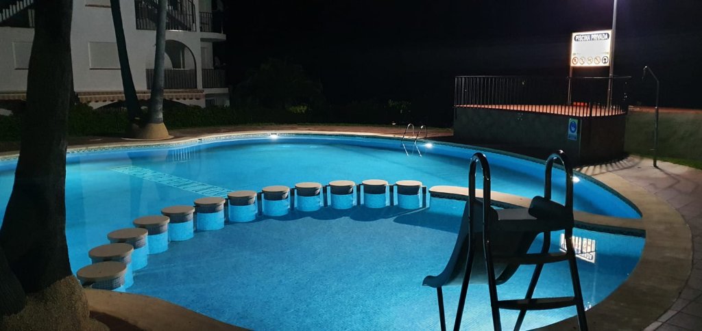 Piscina nocturna iluminada