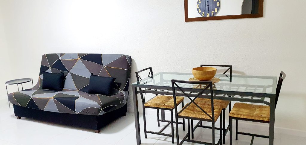 Salón con sofá y mesa comedor
