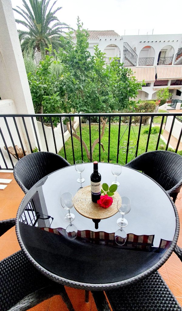 Terraza vista jardín con vino