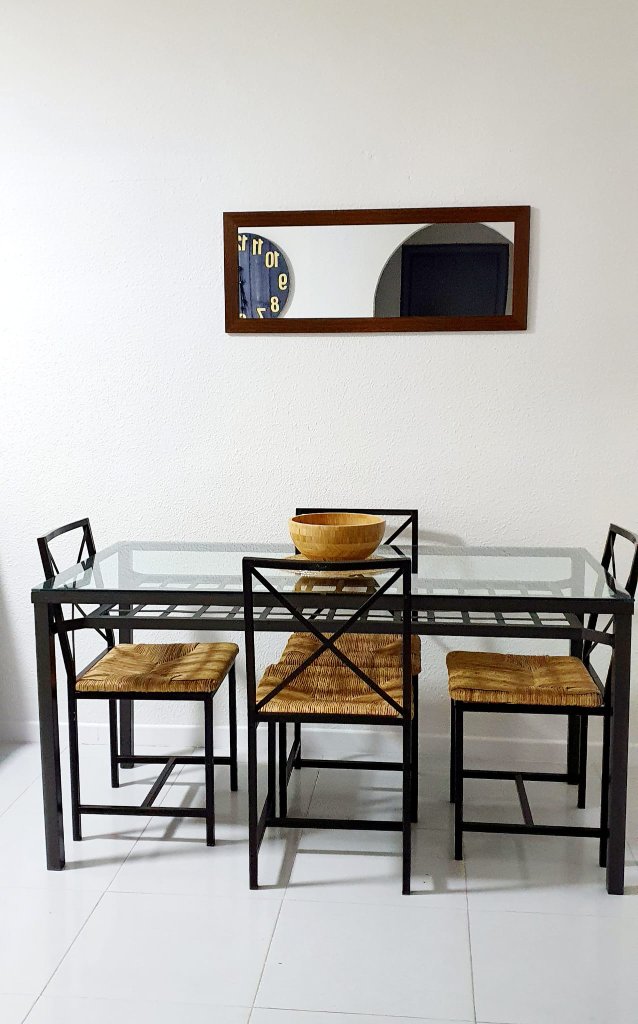 Salón mesa comedor y espejo