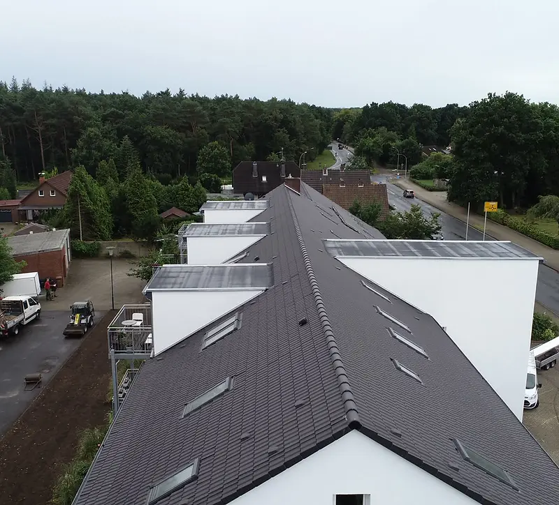 Dachdecker bei der Arbeit auf einem Steildach
