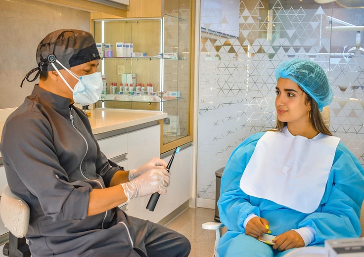 Profesional realizando un tratamiento dental con precisión