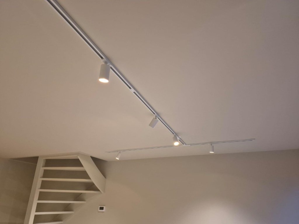 Professionele verlichtingsinstallatie in woning door Theelektra
