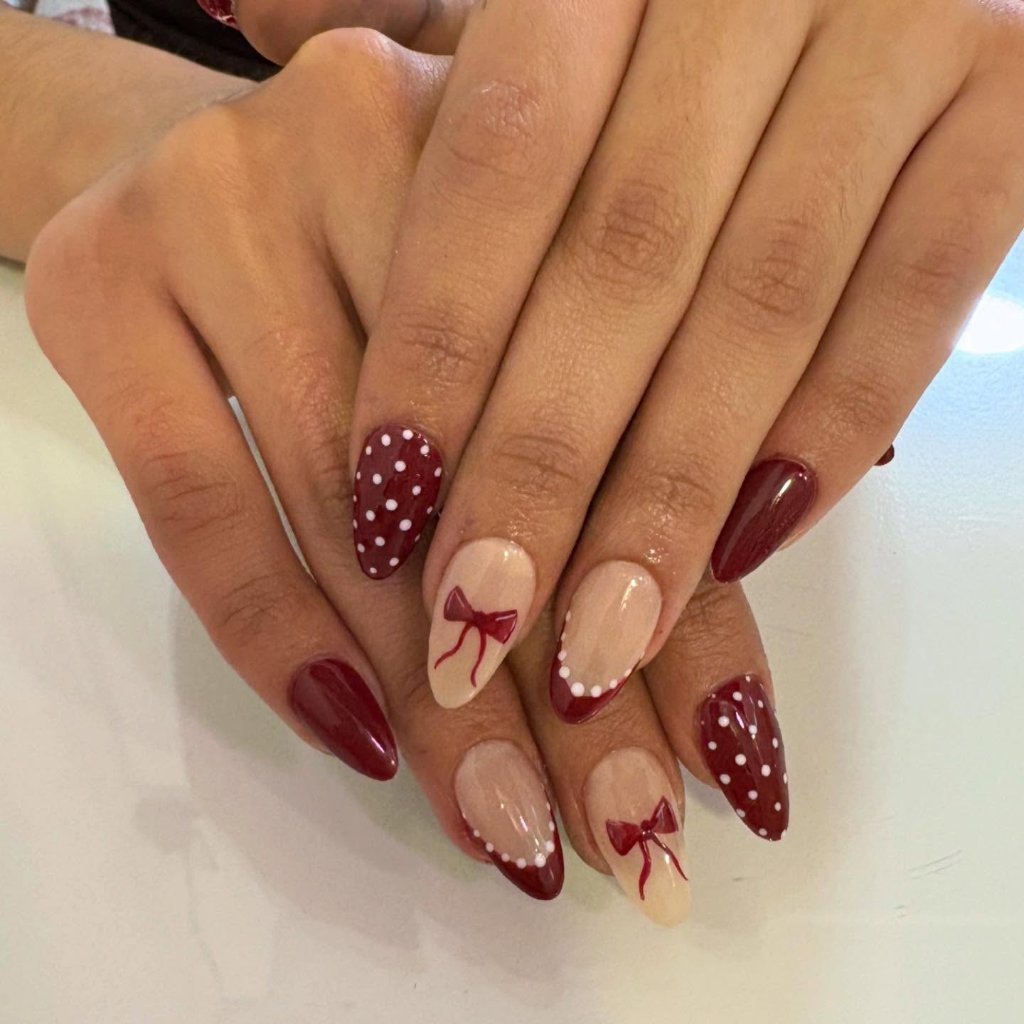 Uñas burgundy con diseño de moños