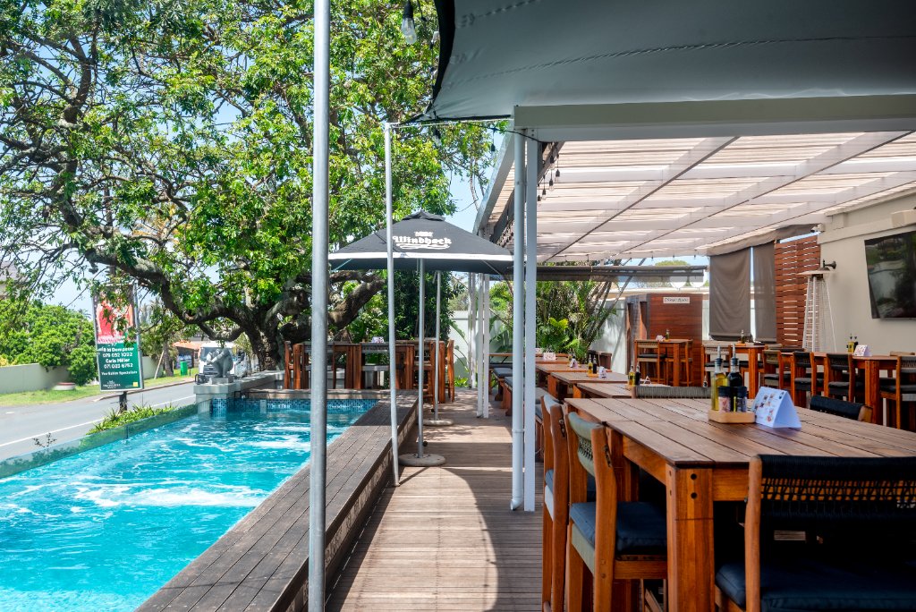 Skippies poolside deck