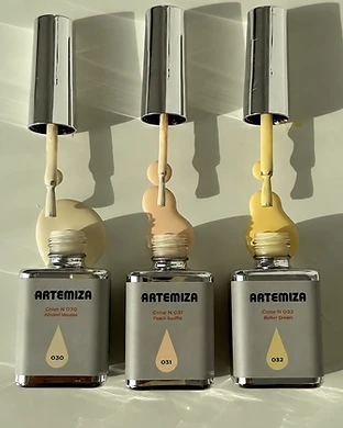 Geles de color Artemiza con la etiqueta de la marca