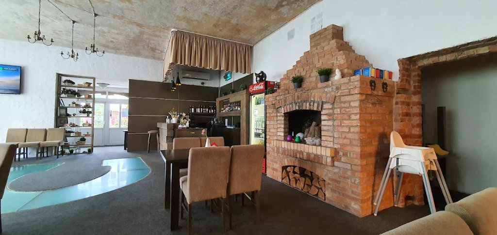 Pasaga restoranas – jaukus interjeras su plytų židiniu